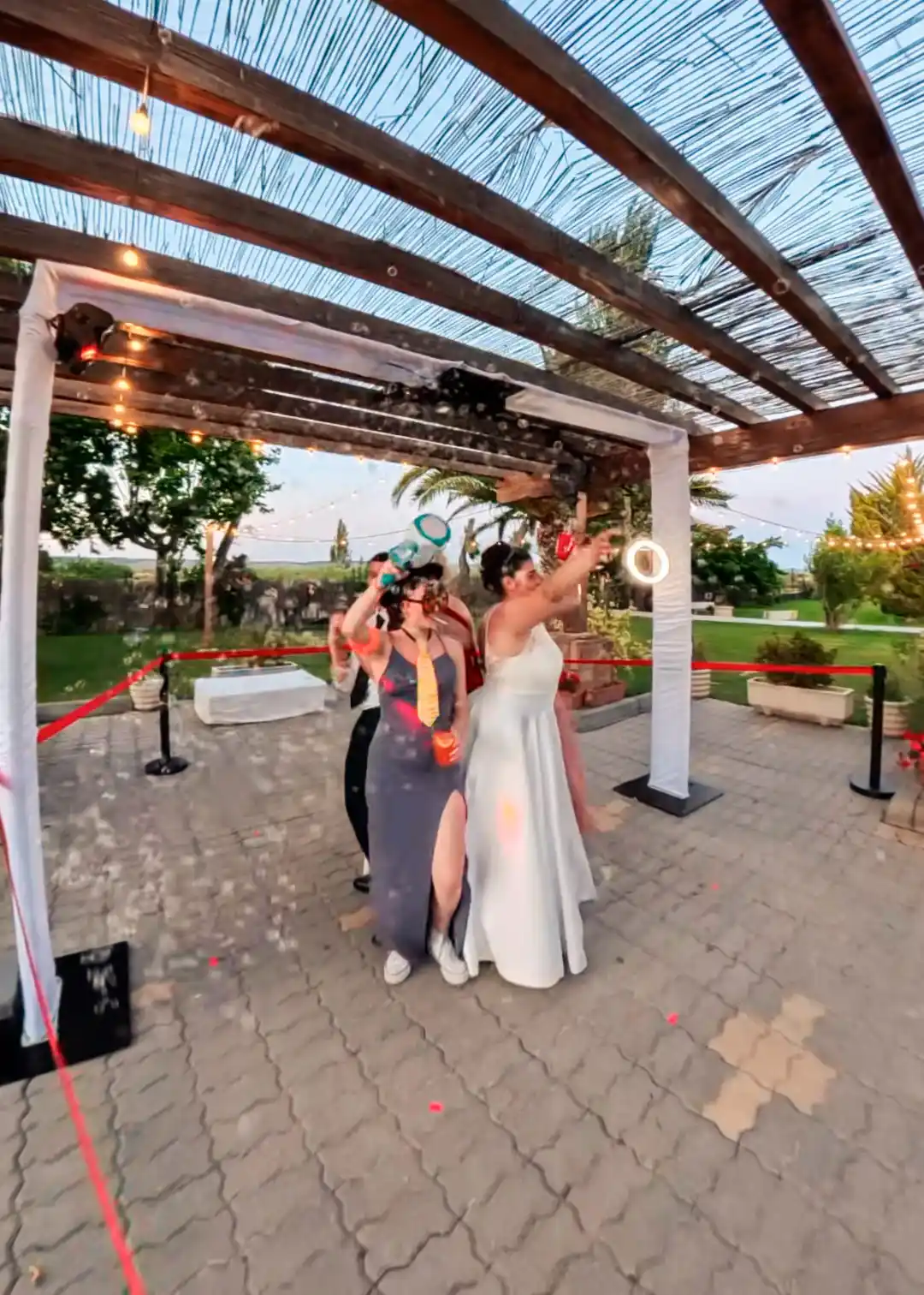 Captura recuerdos inolvidables con nuestra moderna cabina de videomatón, perfecta para bodas. Ubicada en un hermoso jardín, ofrece un entretenimiento interactivo y personalizado para tus invitados, garantizando vídeos divertidos y de alta calidad.